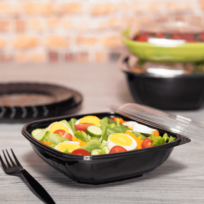 Black Karat 32oz PET Square Bowl with salad, matching lid, and a fork