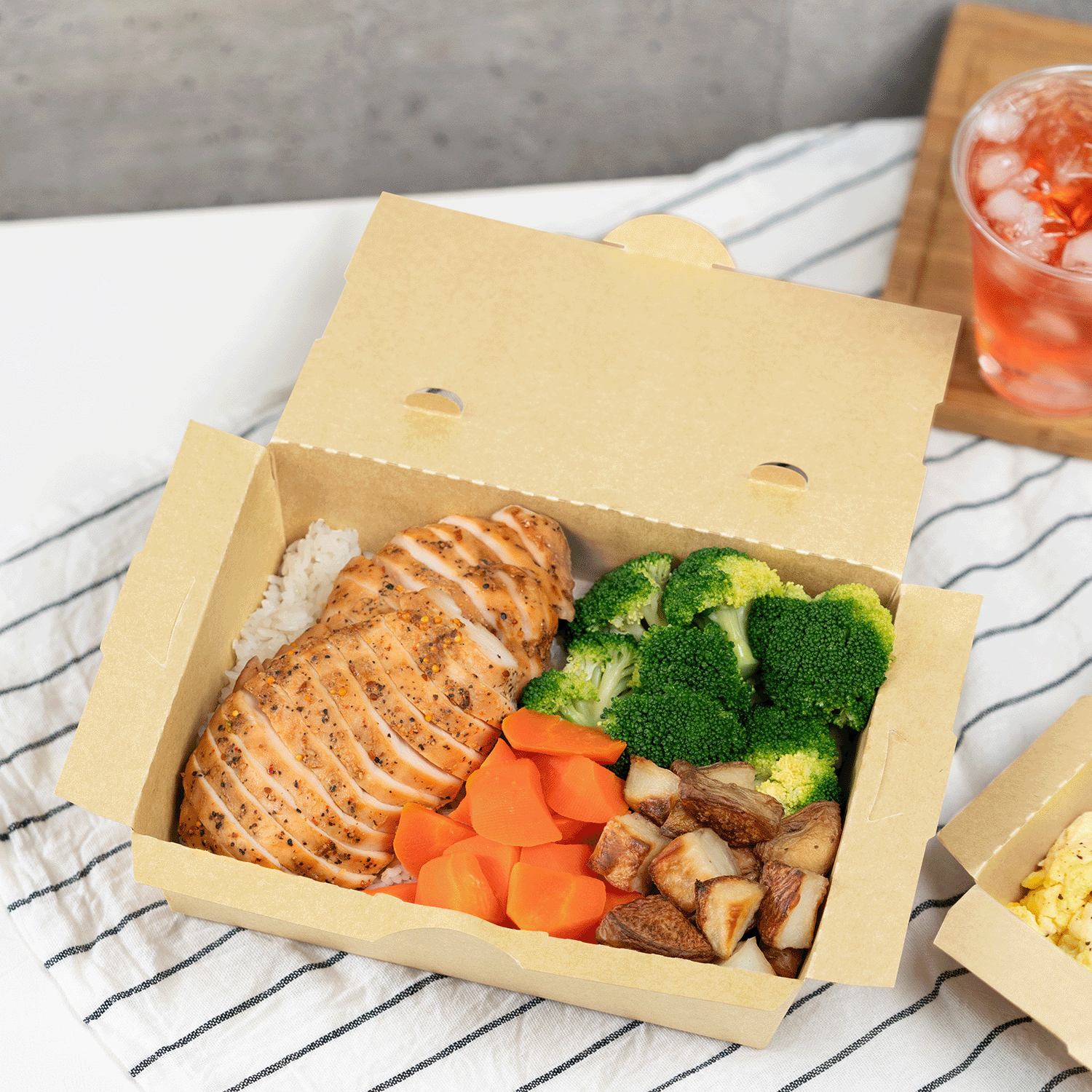 [200 ct] Paper Folding Take-Out Container | Vented Holes | 63 fl. oz | Kraft