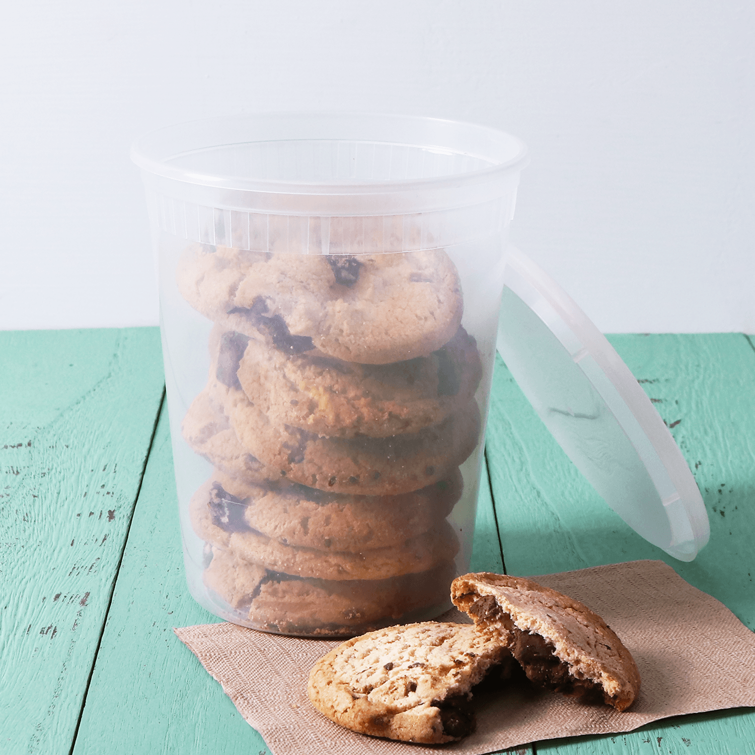 Clear Karat 32oz PP Plastic Injection Molded Deli Containers & Lids  with cookies inside