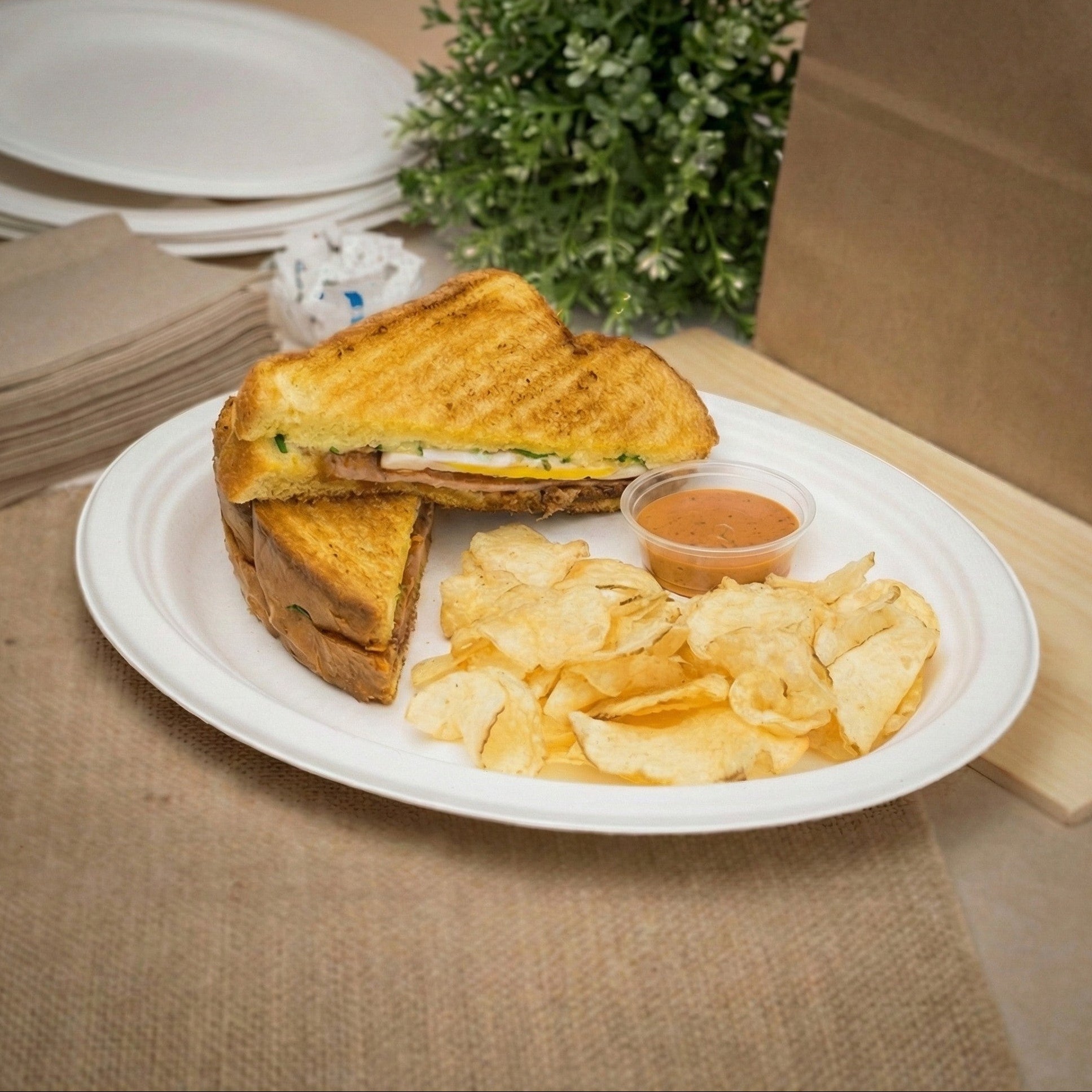 Karat Earth 10''x8'' Molded Fiber Oval Plates, PFAS Free, White - 500 pcs