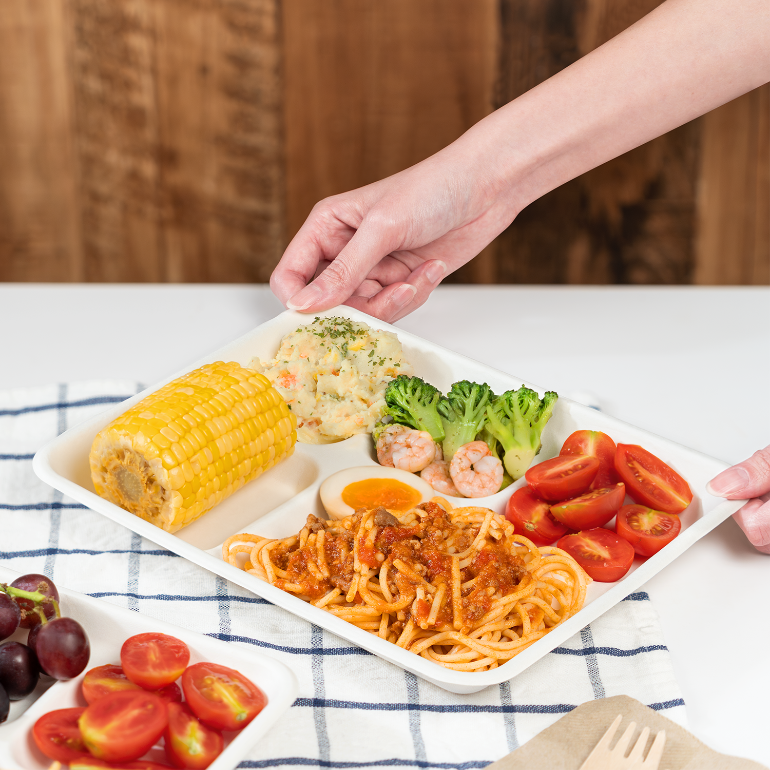 Karat Earth 5 Compartments, 10" Molded Fiber Trays, PFAS Free, White - 100 pcs