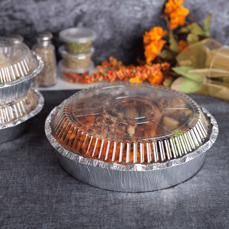 Karat 72 oz Black and Gold Aluminum Foil Take Out Pan with Clear Pet Dome Lid - 50 Set