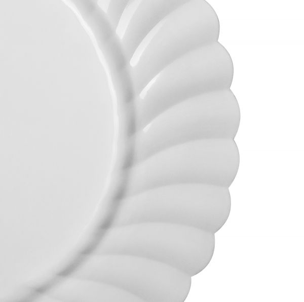 White Karat 10.25" PS Plastic Scalloped Plate close up on scalloped edge