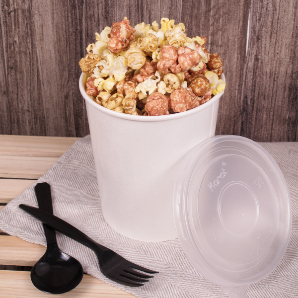 White Karat 32 oz Gourmet Food Container with popcorn